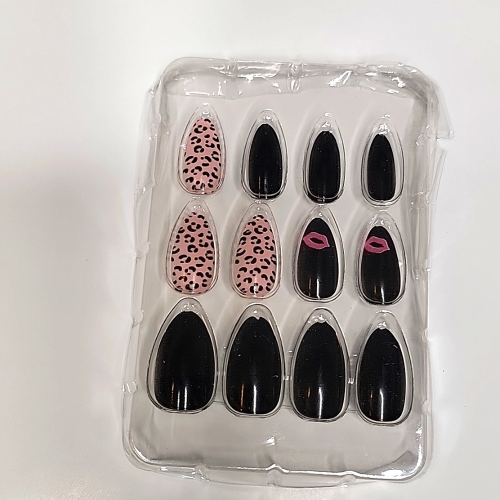 Press on Nails *Free with purchase*